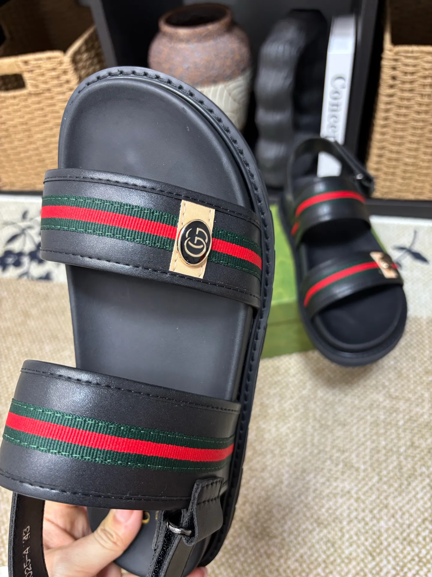 Factory 💰 300 yuan Gucci slippers] high-end men's shoes brand official website 1:1 latest masterpiece: original mold customization, the fabric is made of imported original materials, upgraded outsole, lighter and non-slip. The market's top quality, simple yet tasteful, a must-have for fashionistas, fashionable at your feet, full of confidence, the same style at the counter 👍The season of summer slippers is here. Code: 38-45 (45 customized)